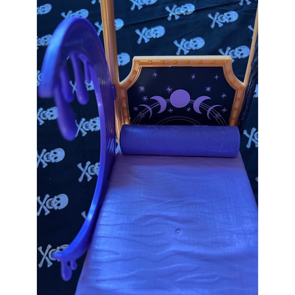Clawdeen Monster High Canopy Style Bed - Picture 2 of 6
